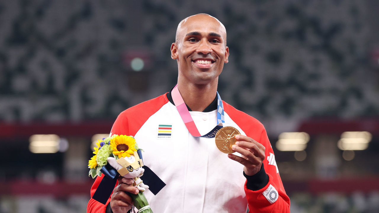 TOKYO, JAPAN - AUGUST 06: Gold medalist Damian Warner of Team Canada stands on the podium during the medal ceremony for the Men's Decathlon on day fourteen of the Tokyo 2020 Olympic Games at Olympic Stadium on August 06, 2021 in Tokyo, Japan.