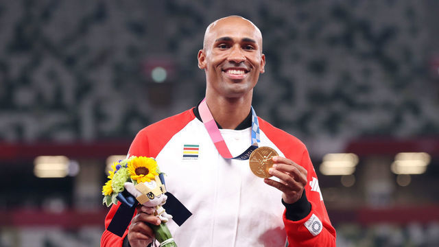 TOKYO, JAPAN - AUGUST 06: Gold medalist Damian Warner of Team Canada stands on the podium during the medal ceremony for the Men's Decathlon on day fourteen of the Tokyo 2020 Olympic Games at Olympic Stadium on August 06, 2021 in Tokyo, Japan.