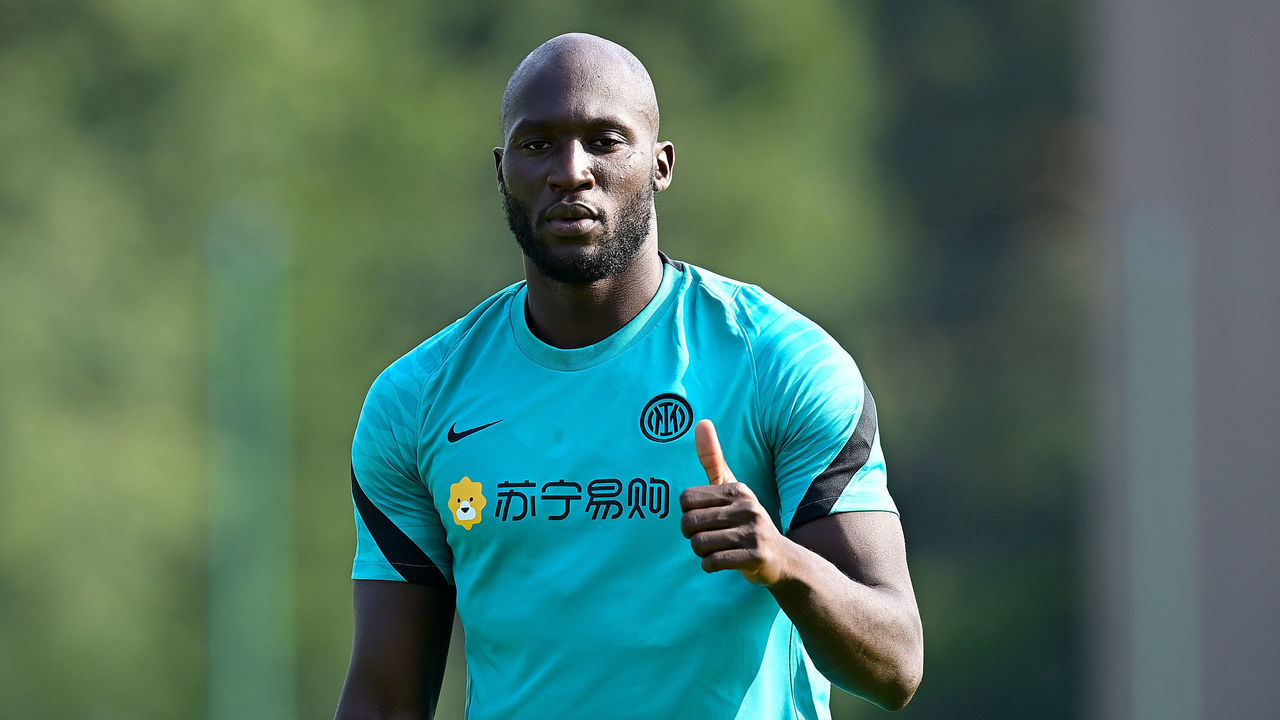 COMO, ITALY - JULY 27: Romelu Lukaku of FC Internazionale gives a thumb up during the FC Internazionale training session at the club's training ground Suning Training Center at Appiano Gentile on July 27, 2021 in Como, Italy.