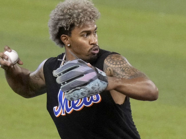 New York Mets Shortstop Francisco Lindor fields a ground ball and News  Photo - Getty Images