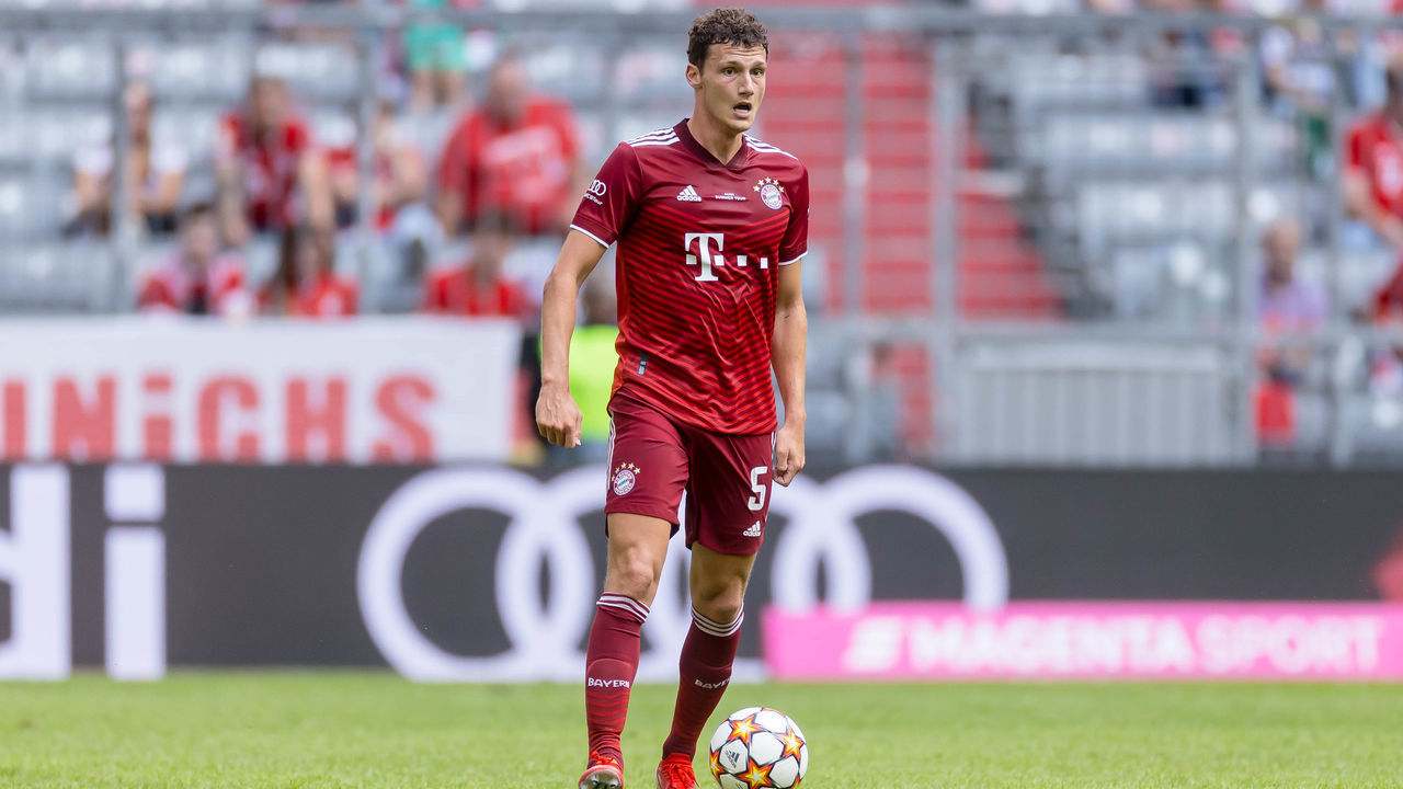 MUNICH, GERMANY - JULY 31: (BILD ZEITUNG OUT) Benjamin Pavard of Bayern Muenchen controls the ball during the Pre-Season Match between FC Bayern Muenchen and SSC Napoli at Allianz Arena on July 31, 2021 in Munich, Germany.