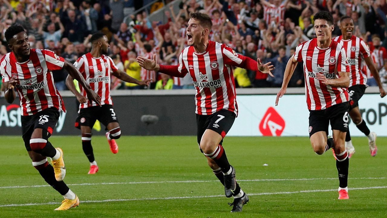 Brentford's Spanish striker Sergi Canos (C) celebrates scoring the opening goal during the English Premier League football match between Brentford and Arsenal at Brentford Community Stadium in London on August 13, 2021. - - RESTRICTED TO EDITORIAL USE. No use with unauthorized audio, video, data, fixture lists, club/league logos or 'live' services. Online in-match use limited to 120 images. An additional 40 images may be used in extra time. No video emulation. Social media in-match use limited to 120 images. An additional 40 images may be used in extra time. No use in betting publications, games or single club/league/player publications.