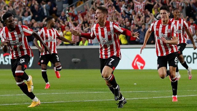 Brentford's Spanish striker Sergi Canos (C) celebrates scoring the opening goal during the English Premier League football match between Brentford and Arsenal at Brentford Community Stadium in London on August 13, 2021. - - RESTRICTED TO EDITORIAL USE. No use with unauthorized audio, video, data, fixture lists, club/league logos or 'live' services. Online in-match use limited to 120 images. An additional 40 images may be used in extra time. No video emulation. Social media in-match use limited to 120 images. An additional 40 images may be used in extra time. No use in betting publications, games or single club/league/player publications.