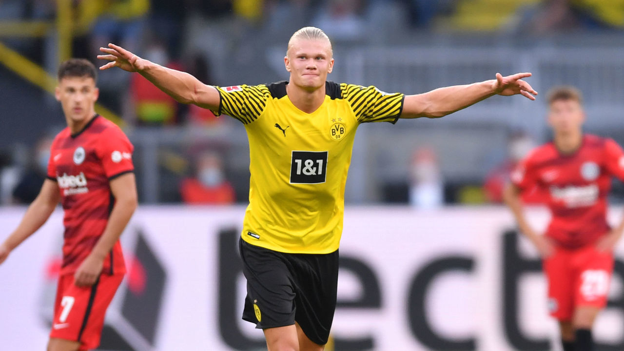 14 August 2021, North Rhine-Westphalia, Dortmund: Football: Bundesliga, Borussia Dortmund - Eintracht Frankfurt, Matchday 1 at Signal Iduna Park. Dortmund's Erling Haaland celebrates his goal to make it 5:1. IMPORTANT NOTE: In accordance with the regulations of the DFL Deutsche Fußball Liga and the DFB Deutscher Fußball-Bund, it is prohibited to use or have used photographs taken in the stadium and/or of the match in the form of sequence pictures and/or video-like photo series. Photo: Marius Becker/dpa