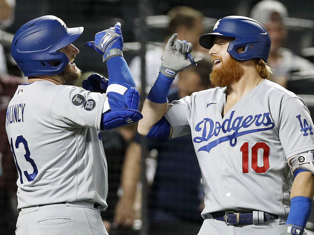 Dodgers news: Max Muncy is thriving on defense, but LA fielding