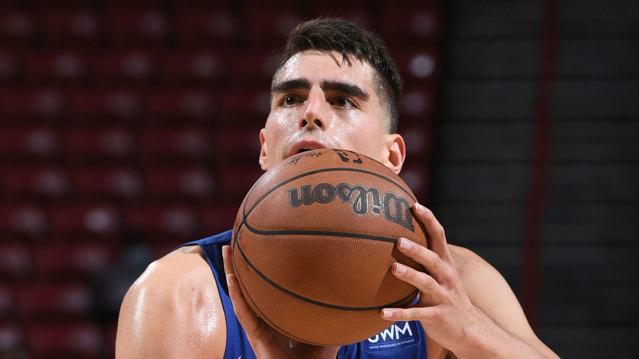 LAS VEGAS, NV - AUGUST 16: Luka Garza #55 of Detroit Pistons looks shoots a free throw against the Orlando Magic during the 2021 Las Vegas Summer League on August 16, 2021 at the Thomas & Mack Center in Las Vegas, Nevada. Mandatory Copyright Notice: Copyright 2021 NBAE