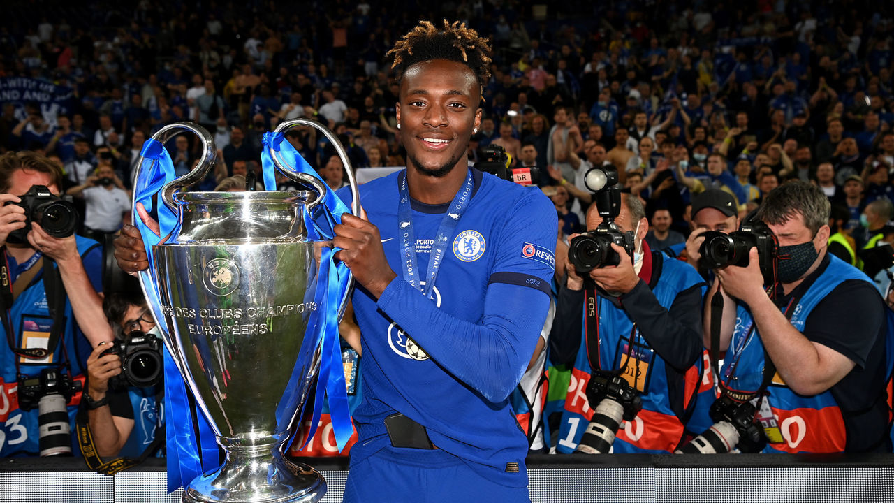 PORTO, PORTUGAL - MAY 29: Tammy Abraham of Chelsea celebrates with the Champions League Trophy during the UEFA Champions League Final between Manchester City and Chelsea FC at Estadio do Dragao on May 29, 2021 in Porto, Portugal.