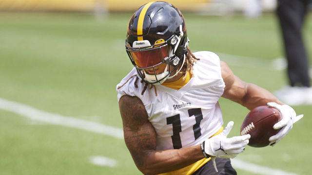 PITTSBURGH, PA - AUGUST 07: Pittsburgh Steelers wide receiver Chase Claypool (11) carries the ball during Pittsburgh Steelers training camp on August 7, 2021 at Heinz Field In Pittsburgh, PA.