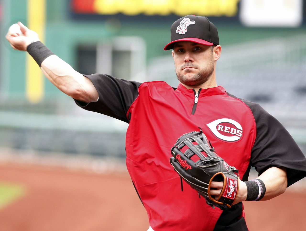 Chicago Cubs' Darwin Barney, right, throws to first after forcing