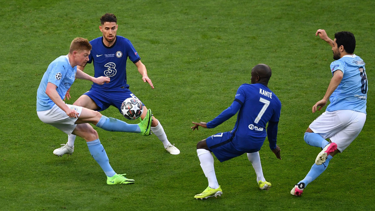 PORTO, PORTUGAL - MAY 29: Kevin De Bruyne of Manchester City attempts to control the ball whilst under pressure from Jorginho and Ngolo Kante of Chelsea during the UEFA Champions League Final between Manchester City and Chelsea FC at Estadio do Dragao on May 29, 2021 in Porto, Portugal.