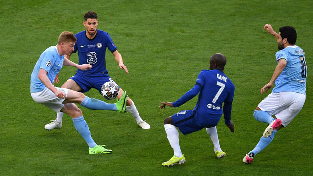 PORTO, PORTUGAL - MAY 29: Kevin De Bruyne of Manchester City attempts to control the ball whilst under pressure from Jorginho and Ngolo Kante of Chelsea during the UEFA Champions League Final between Manchester City and Chelsea FC at Estadio do Dragao on May 29, 2021 in Porto, Portugal.