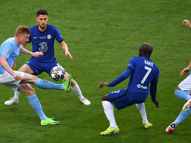 PORTO, PORTUGAL - MAY 29: Kevin De Bruyne of Manchester City attempts to control the ball whilst under pressure from Jorginho and Ngolo Kante of Chelsea during the UEFA Champions League Final between Manchester City and Chelsea FC at Estadio do Dragao on May 29, 2021 in Porto, Portugal.