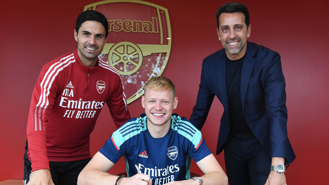 ST ALBANS, ENGLAND - AUGUST 21: New Arsenal signing Aaron Ramsdale with (L) Manager Mikel Arteta and (R) Director of Football Edu at London Colney on August 21, 2021 in St Albans, England.