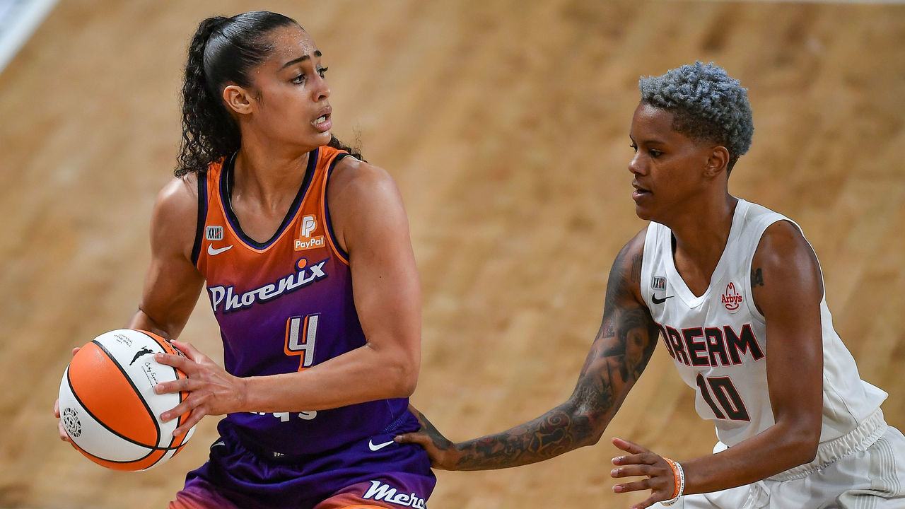 COLLEGE PARK, GA AUGUST 21: Phoenix guard Skylar Diggins-Smith (4) looks to pass the ball while defended by Atlanta guard Courtney Williams (10) during the WNBA game between the Phoenix Mercury and the Atlanta Dream on August 21st, 2021 at Gateway Center Arena in College Park, GA.