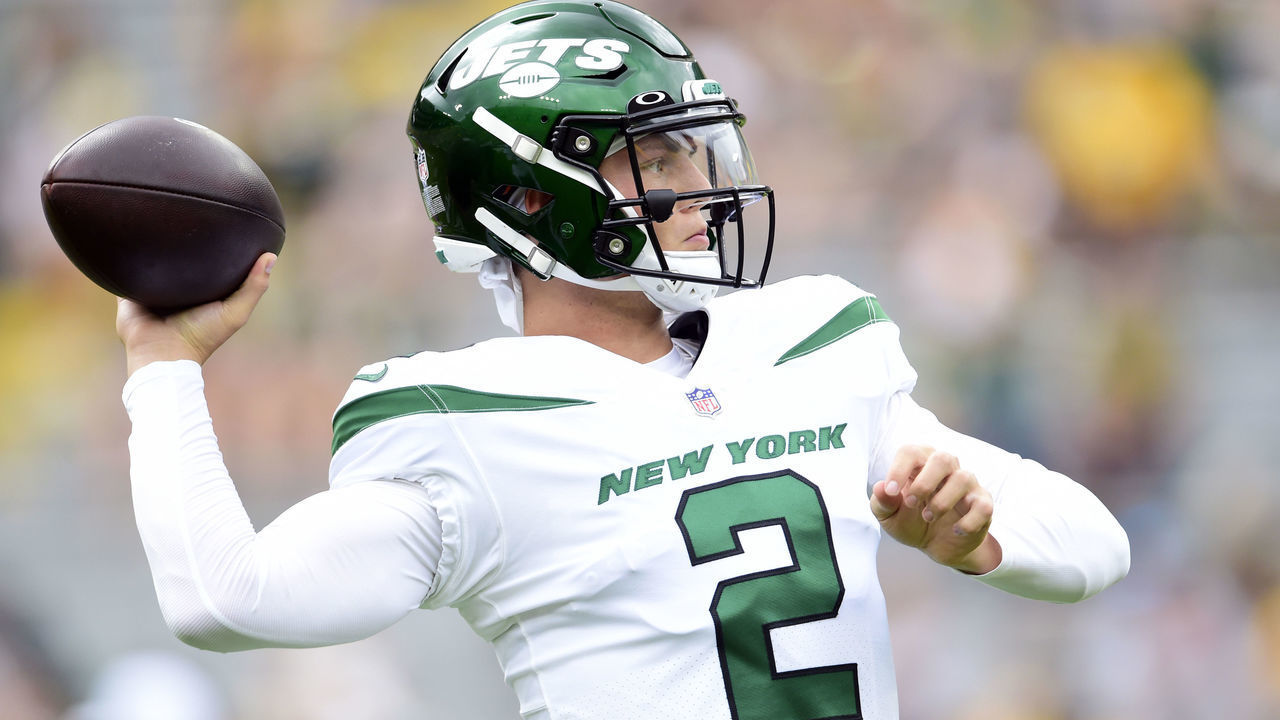 GREEN BAY, WISCONSIN - AUGUST 21: Zach Wilson #2 of the New York Jets throws a pass during warmups before a preseason game against the Green Bay Packers at Lambeau Field on August 21, 2021 in Green Bay, Wisconsin.