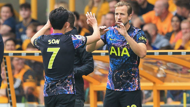 Tottenham Hotspur's English striker Harry Kane (R) comes on as a substitute for Tottenham Hotspur's South Korean striker Son Heung-Min (L) during the English Premier League football match between Wolverhampton Wanderers and Tottenham Hotspur at the Molineux stadium in Wolverhampton, central England on August 22, 2021. - RESTRICTED TO EDITORIAL USE. No use with unauthorized audio, video, data, fixture lists, club/league logos or 'live' services. Online in-match use limited to 120 images. An additional 40 images may be used in extra time. No video emulation. Social media in-match use limited to 120 images. An additional 40 images may be used in extra time. No use in betting publications, games or single club/league/player publications.