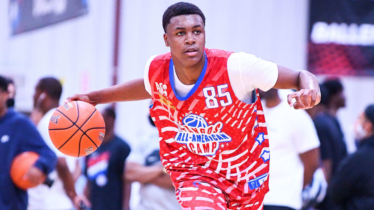 LAS VEGAS, NV - JUNE 06: Tyler Smith makes a pass during the Pangos All-American Camp on June 6, 2021 at the Tarkanian Basketball Academy in Las Vegas, NV.