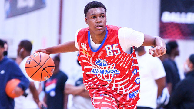 LAS VEGAS, NV - JUNE 06: Tyler Smith makes a pass during the Pangos All-American Camp on June 6, 2021 at the Tarkanian Basketball Academy in Las Vegas, NV.
