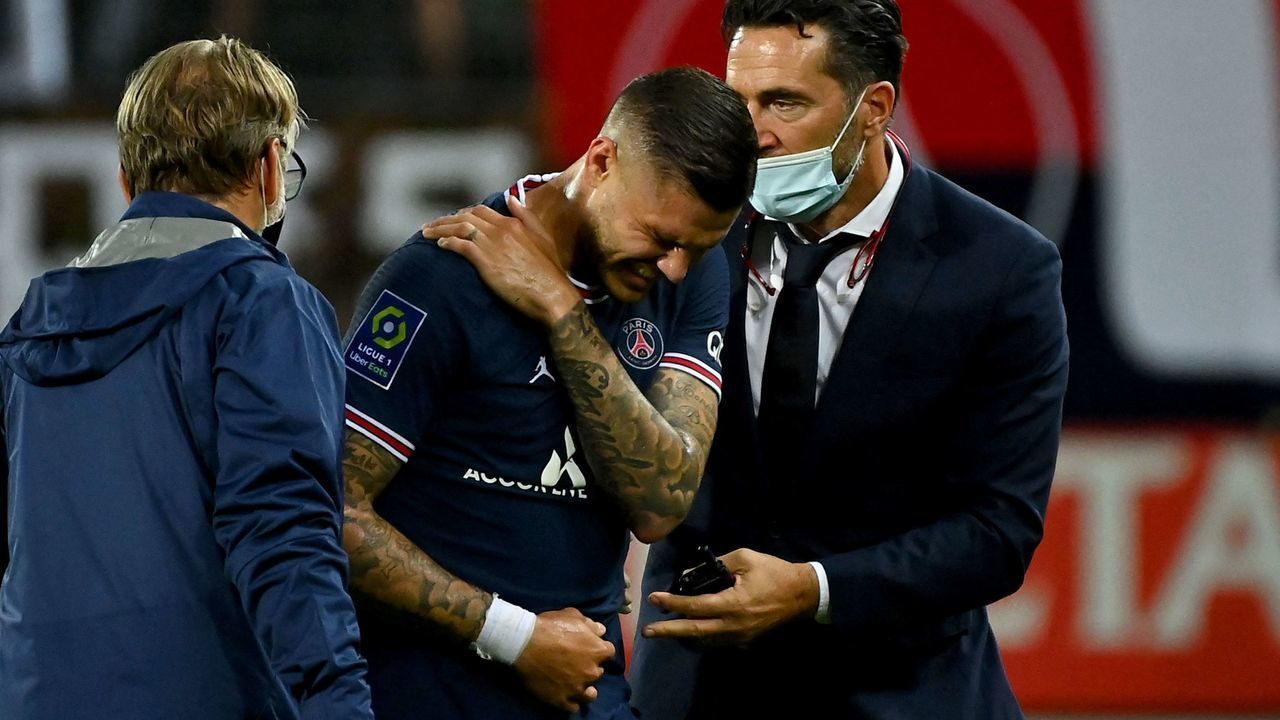 Paris Saint-Germain's Argentinian forward Mauro Icardi leaves the pitch, injured, during the French L1 football match between Stade Brestois and Paris Saint-Germain at Francis-Le Ble Stadium in Brest on August 20, 2021.