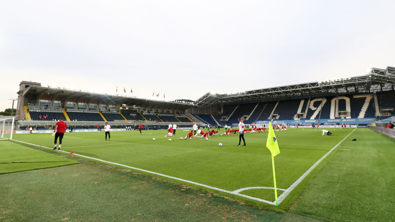 BERGAMO, ITALY - MAY 23: A general view inside the stadium as both teams warm up prior to the Serie A match between Atalanta BC and AC Milan at Gewiss Stadium on May 23, 2021 in Bergamo, Italy. Sporting stadiums around Italy remain under strict restrictions due to the Coronavirus Pandemic as Government social distancing laws prohibit fans inside venues resulting in games being played behind closed doors.