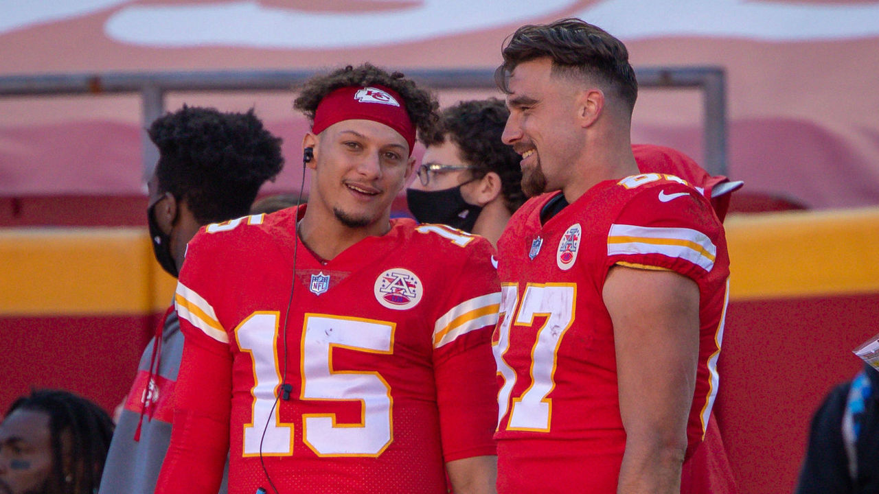 KANSAS CITY, MO - NOVEMBER 01: Kansas City Chiefs quarterback Patrick Mahomes (15) and Kansas City Chiefs tight end Travis Kelce (87) talk on the sidelines during the second half against the New York Jets on November 1, 2020 at Arrowhead Stadium in Kansas City, Missouri.