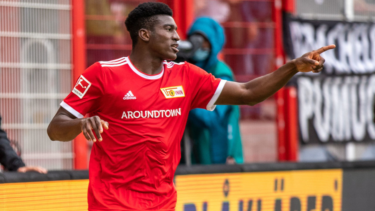 29 August 2021, Berlin: Football: Bundesliga, 1. FC Union Berlin - Borussia Mönchengladbach, Matchday 3, An der Alten Försterei. Berlin's Taiwo Awoniyi celebrates after scoring the 2:0 goal. Photo: Andreas Gora/dpa - IMPORTANT NOTE: In accordance with the regulations of the DFL Deutsche Fußball Liga and/or the DFB Deutscher Fußball-Bund, it is prohibited to use or have used photographs taken in the stadium and/or of the match in the form of sequence pictures and/or video-like photo series.