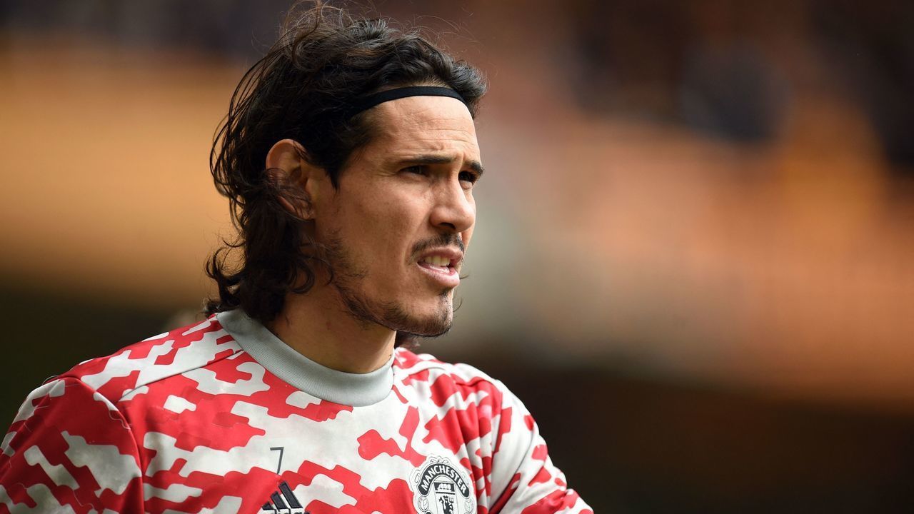 Manchester United's Uruguayan striker Edinson Cavani warms up ahead of the English Premier League football match between Wolverhampton Wanderers and Manchester United at the Molineux stadium in Wolverhampton, central England on August 29, 2021. - RESTRICTED TO EDITORIAL USE. No use with unauthorized audio, video, data, fixture lists, club/league logos or 'live' services. Online in-match use limited to 120 images. An additional 40 images may be used in extra time. No video emulation. Social media in-match use limited to 120 images. An additional 40 images may be used in extra time. No use in betting publications, games or single club/league/player publications.