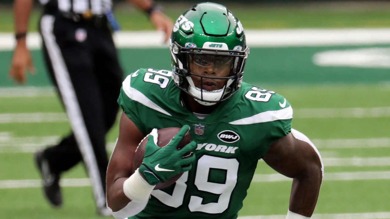EAST RUTHERFORD, NEW JERSEY - OCTOBER 11: Chris Herndon #89 of the New York Jets has a long gain against the Arizona Cardinals at MetLife Stadium on October 11, 2020 in East Rutherford, New Jersey. Arizona Cardinals defeated the New York Jets 30-10.