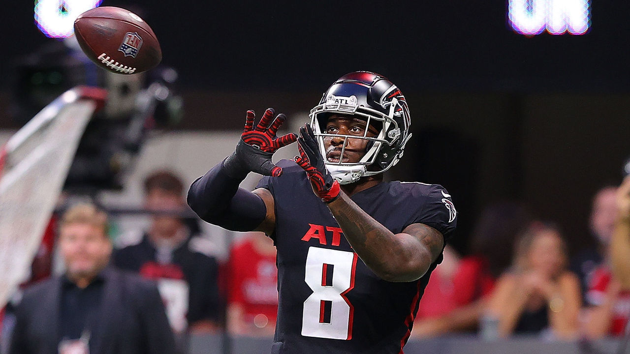 ATLANTA, GEORGIA - AUGUST 29: Kyle Pitts #8 of the Atlanta Falcons catches a pass during pregame warmups prior to facing the Cleveland Browns at Mercedes-Benz Stadium on August 29, 2021 in Atlanta, Georgia.
