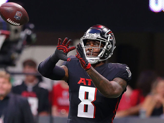ATLANTA, GEORGIA - AUGUST 29: Kyle Pitts #8 of the Atlanta Falcons catches a pass during pregame warmups prior to facing the Cleveland Browns at Mercedes-Benz Stadium on August 29, 2021 in Atlanta, Georgia.
