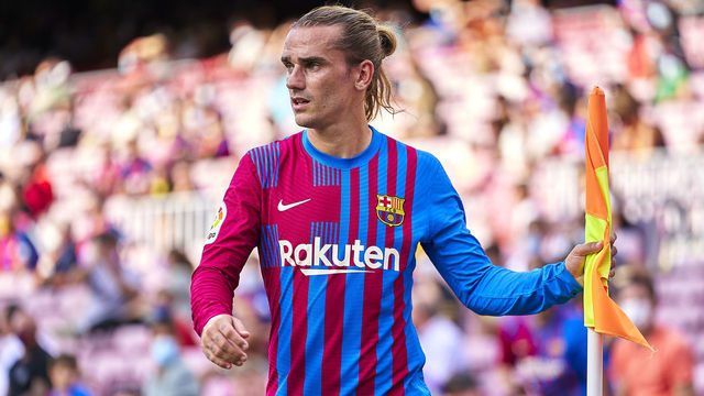 BARCELONA, SPAIN - AUGUST 29: Antoine Griezmann of FC Barcelona looks on during the La Liga Santander match between FC Barcelona and Getafe CF at Camp Nou on August 29, 2021 in Barcelona, Spain.