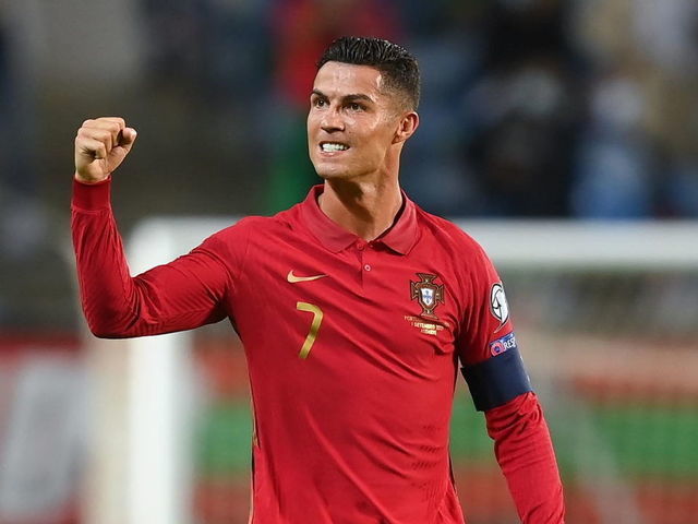 Ronaldo joins Manchester United F.C. early, released from Portugal; Here's  how to get his new jersey 