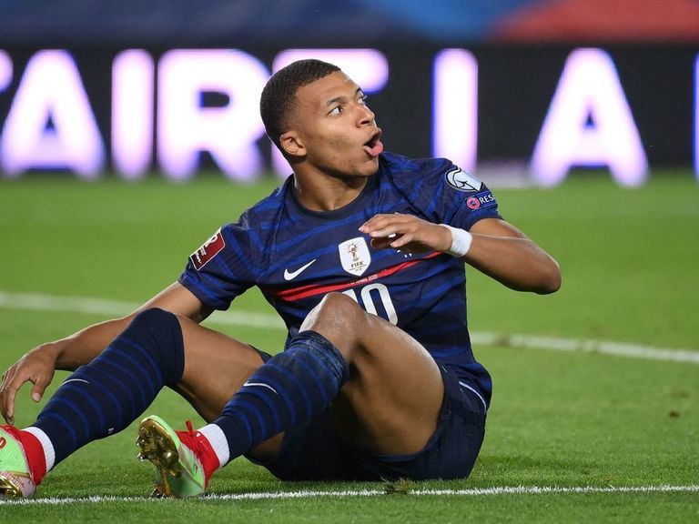 Мбаппе в маске евро 2024. French in championat Mbappe.