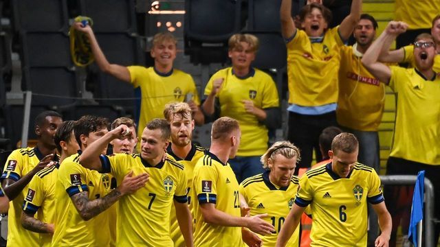 Sweden's forward Viktor Claesson (no.7)celebrates scoring the 2-1 goal with team mates and fans during the FIFA World Cup Qatar 2022 qualification Group B football match between Sweden and Spain, at the Friends Arena in Solna, Sweden on September 2, 2021.