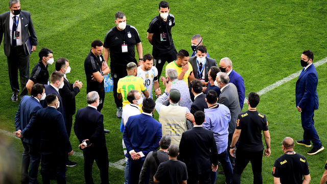 SAO PAULO, BRAZIL - SEPTEMBER 05: Health Staff of ANVISA of Brazil argue with Lionel Messi of Argentina and Neymar of Brazil on the field during a match between Brazil and Argentina as part of South American Qualifiers for Qatar 2022 at Arena Corinthians on September 5, 2021 in Sao Paulo, Brazil.