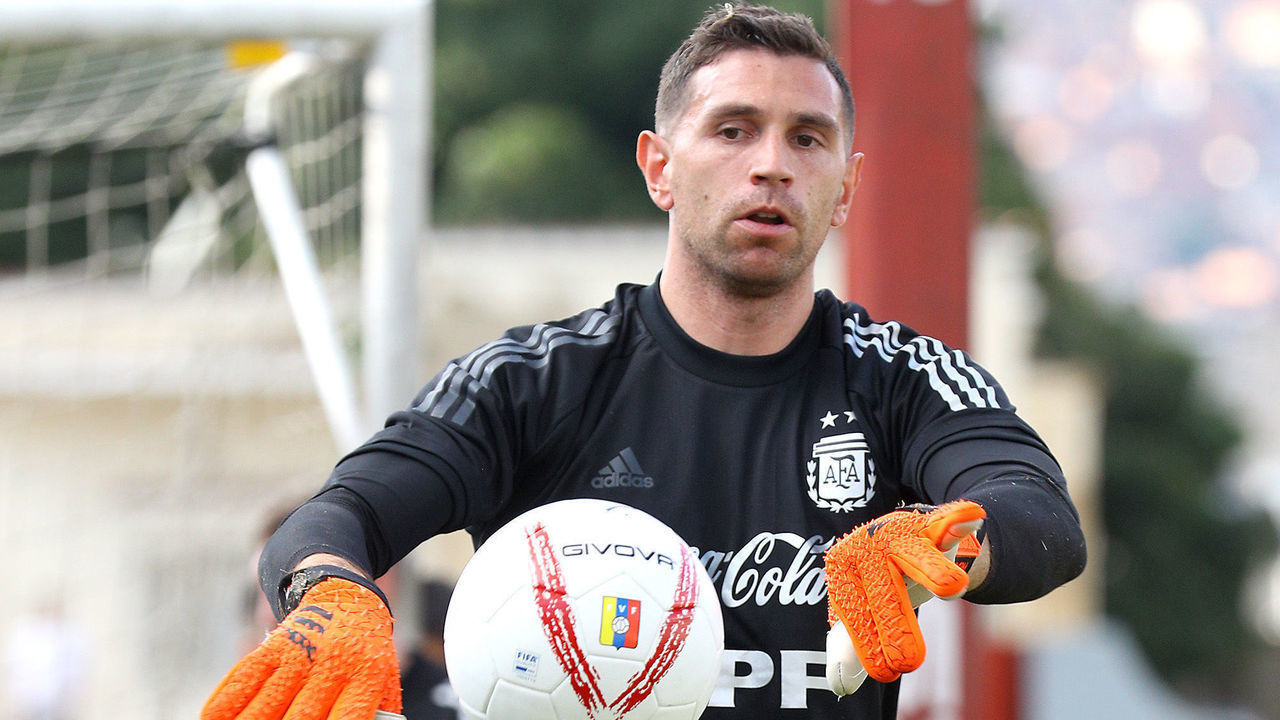 CARACAS, VENEZUELA - AUGUST 31: Emiliano Martinez goalkeeper of Argentina throws the ball during a training session ahead of the match against Venezuela as part of FIFA World Cup 2022 Qatar Qualifier at Estadio Brigido Iriarte on August 31, 2021 in Caracas, Venezuela.