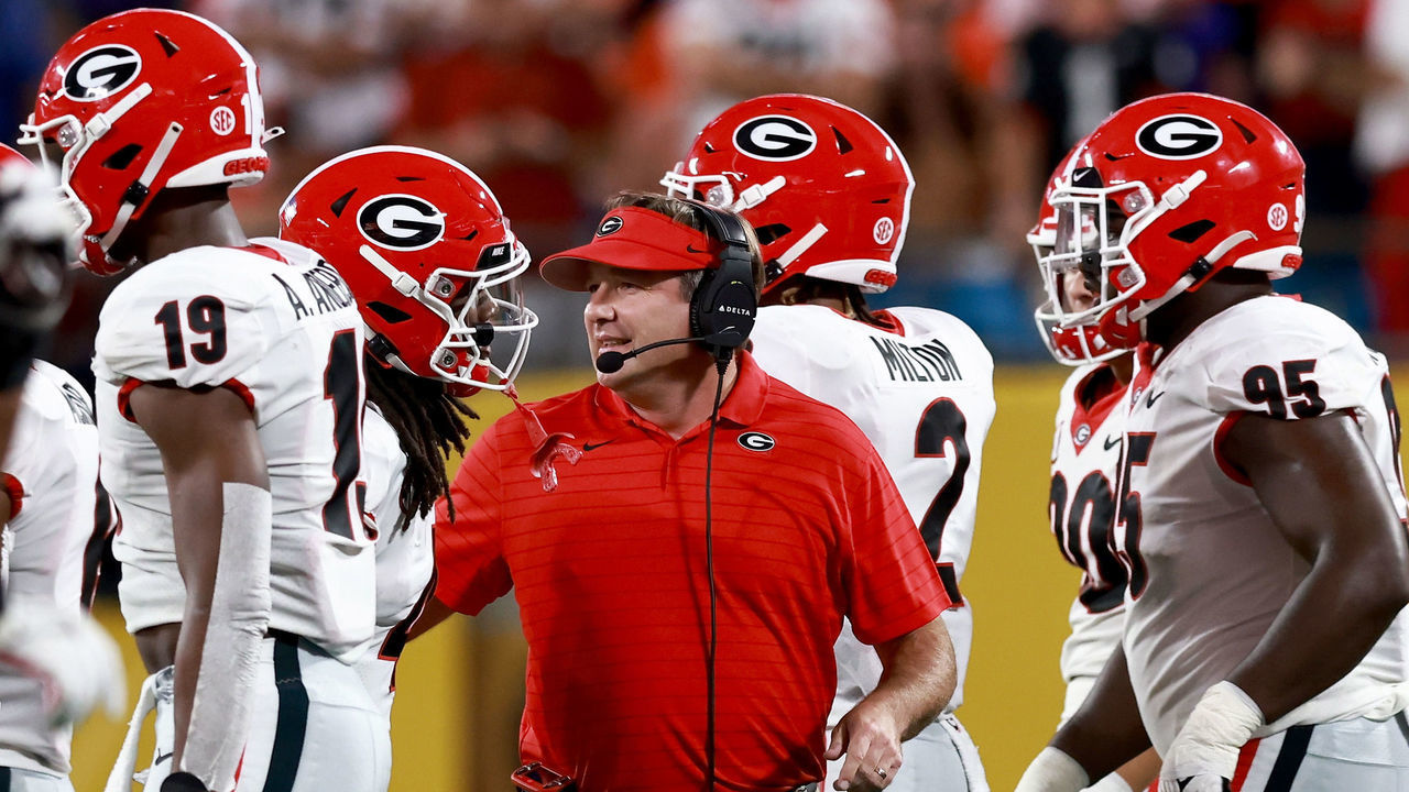 CHARLOTTE, NORTH CAROLINA - SEPTEMBER 04: Head coach Kirby Smart of the Georgia Bulldogs tallks with his players during the first half of of their game against the Clemson Tigers in the Duke's Mayo Classic at Bank of America Stadium on September 04, 2021 in Charlotte, North Carolina.