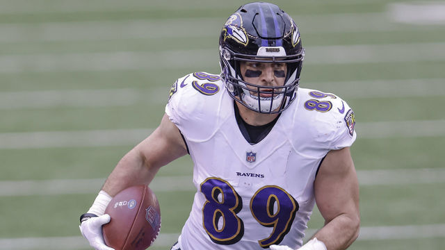 CINCINNATI, OHIO - JANUARY 03: Mark Andrews #89 of the Baltimore Ravens runs the ball during the game against the Cincinnati Bengals at Paul Brown Stadium on January 03, 2021 in Cincinnati, Ohio.
