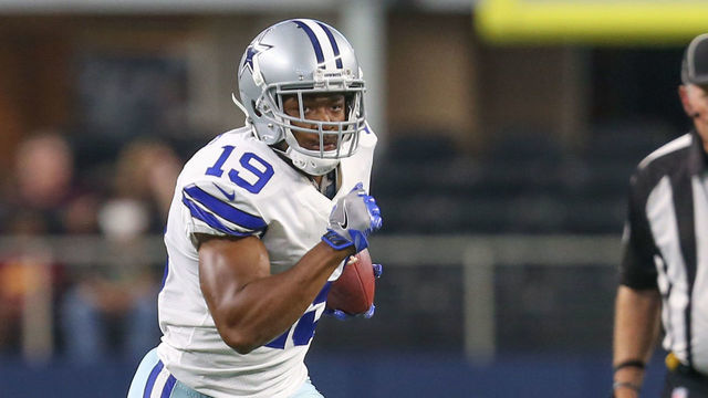 ARLINGTON, TX - AUGUST 21: Dallas Cowboys wide receiver Amari Cooper (19) carries the ball during the game between the Dallas Cowboys and the Houston Texans on August 21, 2021 at AT&T Stadium in Arlington, TX.