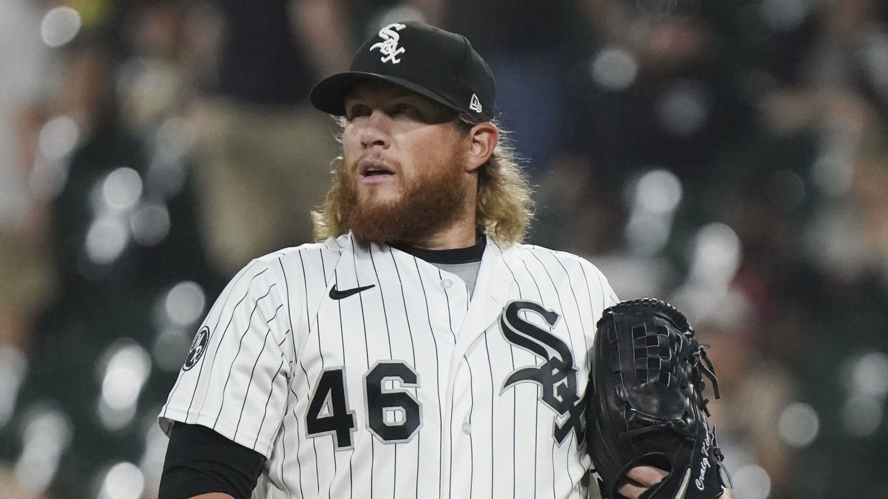 CHICAGO, ILLINOIS - AUGUST 27: Craig Kimbrel #46 of the Chicago White Sox throws a pitch against the Chicago Cubs at Guaranteed Rate Field on August 27, 2021 in Chicago, Illinois.