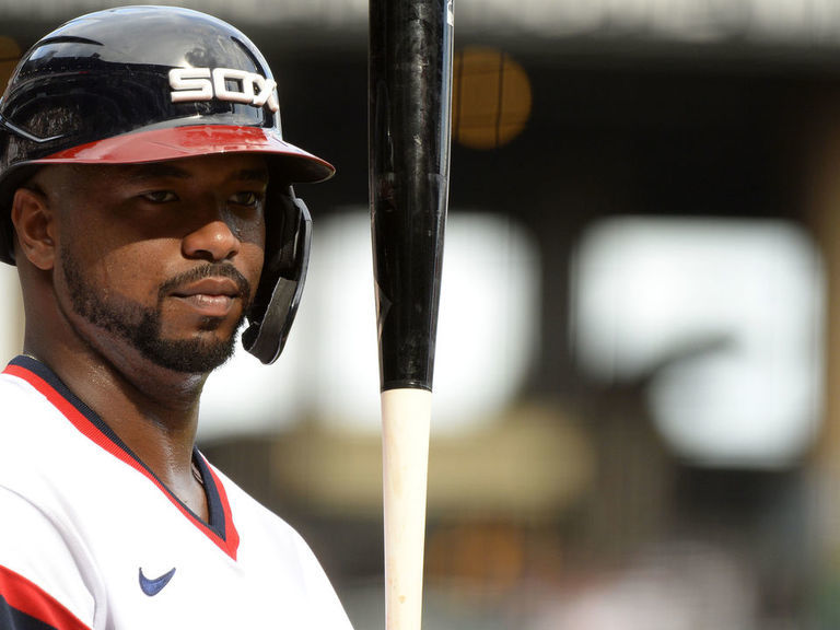 White Sox LF Eloy Jiménez hit in knee by foul ball in dugout