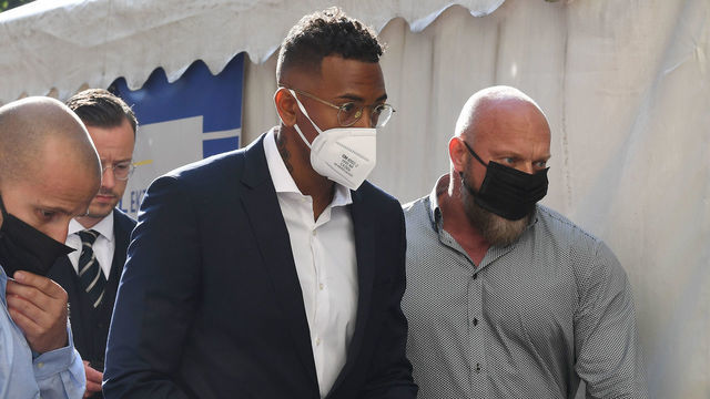 09 September 2021, Bavaria, Munich: Professional footballer and former national player Jerome Boateng (M) arrives with bodyguards for the start of the trial at the Munich District Court in the Criminal Justice Centre. He has to answer for the accusation of assault. Photo: Angelika Warmuth/dpa