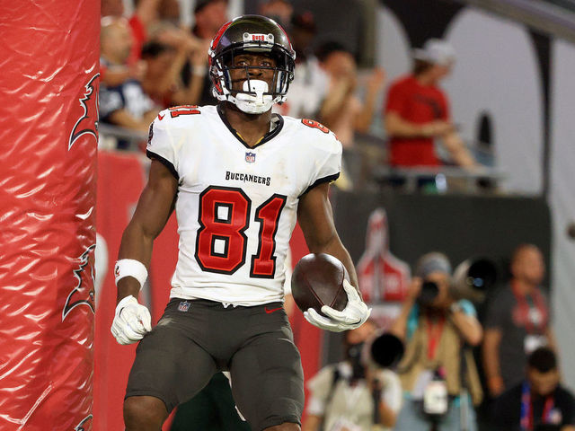 Buccaneers' Brown placed on COVID-19 list