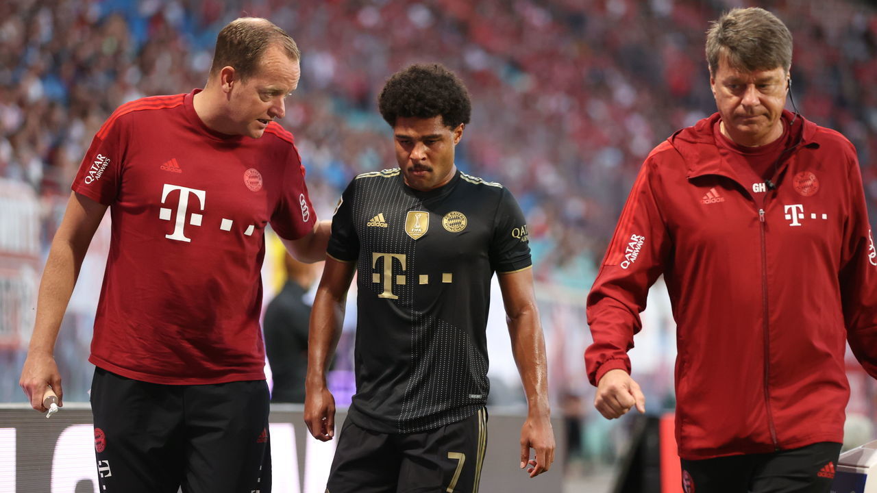 11 September 2021, Saxony, Leipzig: Football: Bundesliga, RB Leipzig - FC Bayern München, Matchday 4, at Red Bull Arena. Bayern's Serge Gnabry (M) is substituted after his injury. IMPORTANT NOTE: In accordance with the regulations of the DFL Deutsche Fußball Liga and the DFB Deutscher Fußball-Bund, it is prohibited to use or have used photographs taken in the stadium and/or of the match in the form of sequence pictures and/or video-like photo series. Photo: Jan Woitas/dpa-Zentralbild/dpa