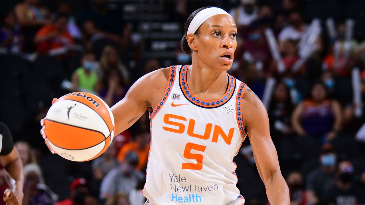 PHOENIX, AZ - SEPTEMBER 11: Jasmine Thomas #5 of the Connecticut Sun handles the ball against the Phoenix Mercury on September 11, 2021 at Footprint Center in Phoenix, Arizona. Mandatory Copyright Notice: Copyright 2021 NBAE