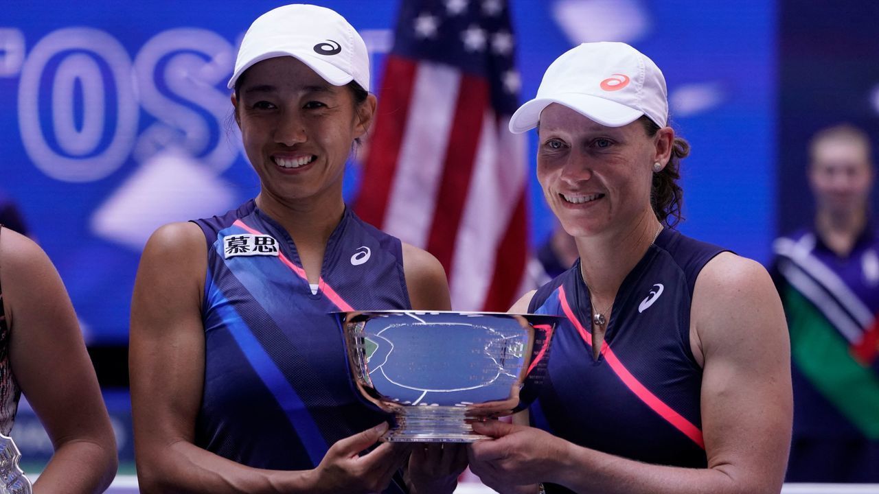 China's Shuai Zhang (L) and Australia's Samantha Stosur pose with the trophy after winning the 2021 US Open Tennis tournament women's doubles final match against US player Coco Gauff and US player Catherine McNally at the USTA Billie Jean King National Tennis Center in New York, on September 12, 2021.