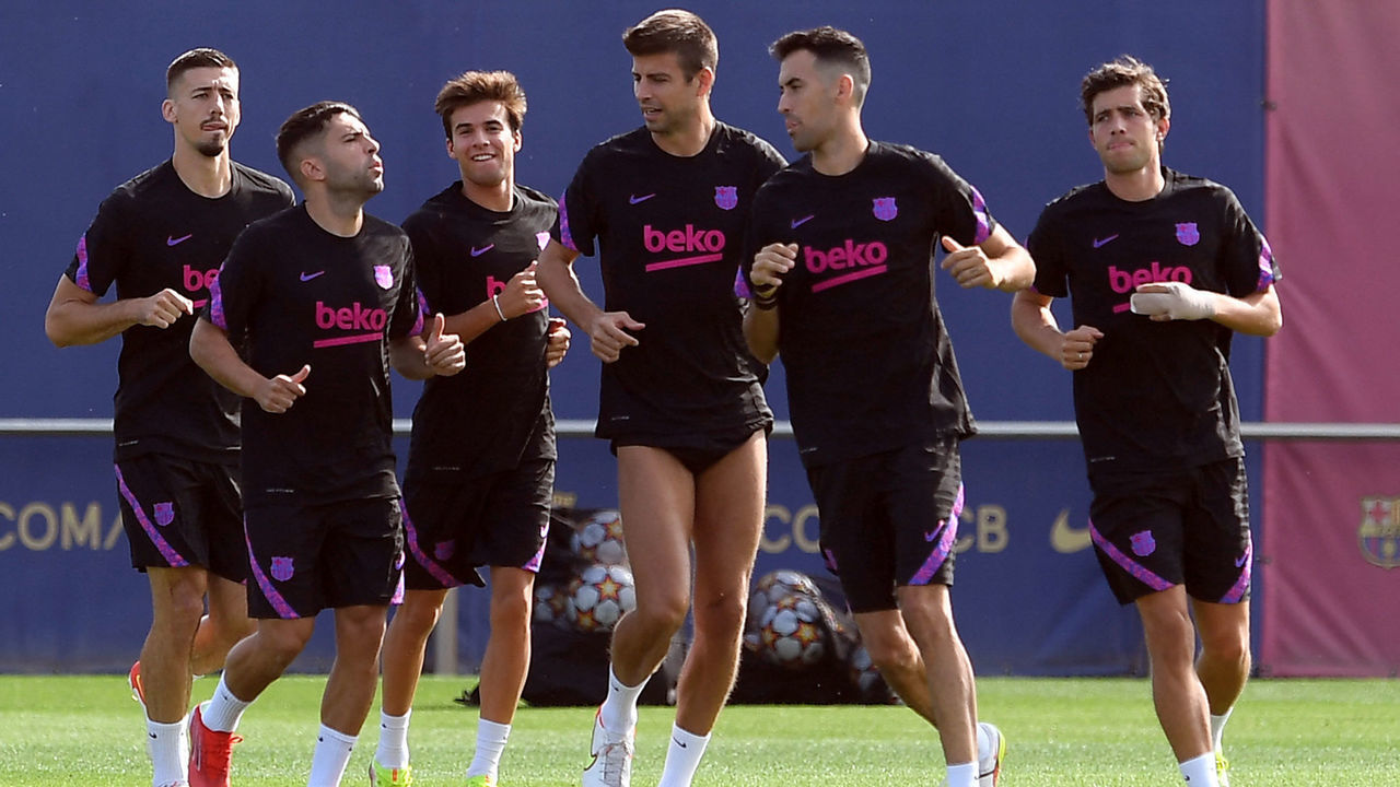 Barcelona's French defender Clement Lenglet, Barcelona's Spanish defender Jordi Alba, Barcelona's Spanish midfielder Riqui Puig, Barcelona's Spanish defender Gerard Pique, Barcelona's Spanish midfielder Sergio Busquets and Barcelona's Spanish defender Sergi Roberto attend a training session at the Joan Gamper training ground in Sant Joan Despi on September 13, 2021, on the eve of their UEFA Champions League football match against Bayern Munich.