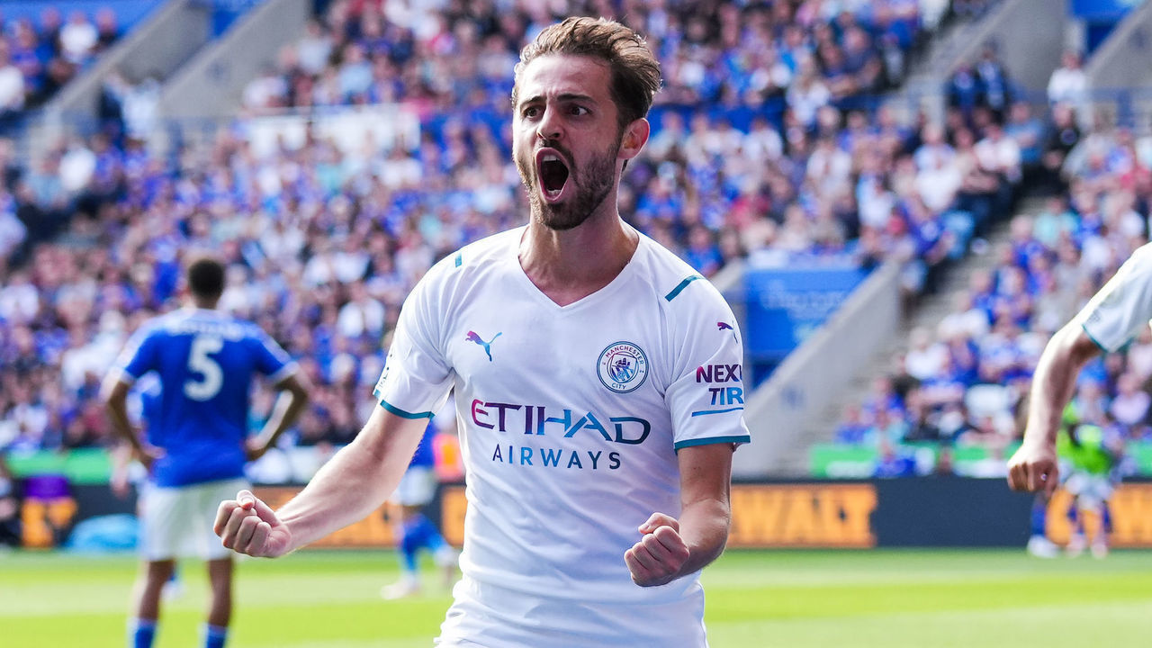 LEICESTER, ENGLAND - SEPTEMBER 11: Bernardo Silva of Manchester City celebrates after scoring his teams first goal during the Premier League match between Leicester City and Manchester City at The King Power Stadium on September 11, 2021 in Leicester, England.