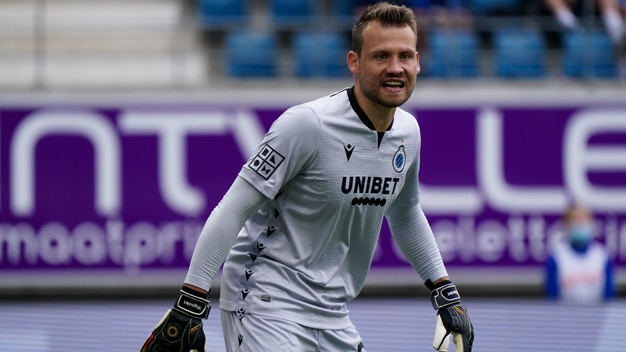 GENT, BELGIUM - AUGUST 29: goalkeeper Simon Mignolet of Club Brugge during the Jupiler Pro League match between KAA Gent and Club Brugge at Ghelamco Arena on August 29, 2021 in Gent, Belgium