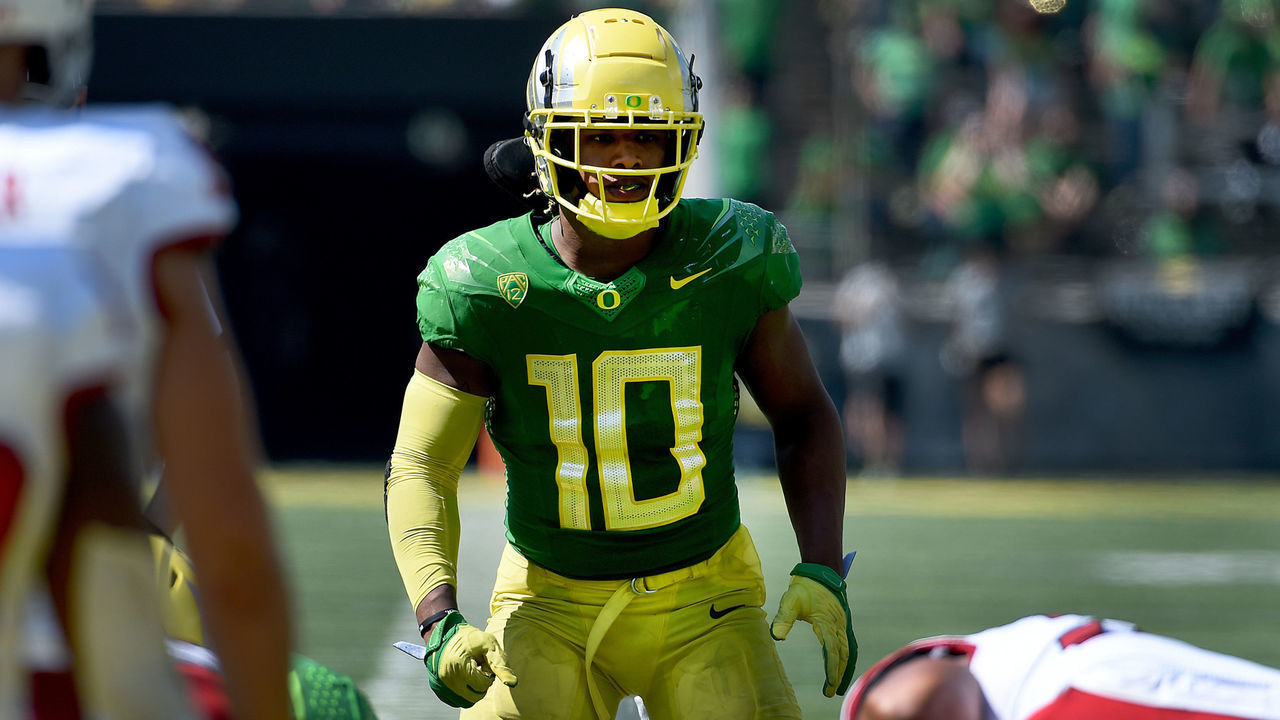 EUGENE, OREGON - SEPTEMBER 04: Llnebacker Justin Flowe #10 of the Oregon Ducks looks over the line of scrimmage during the second quarter of the game Fresno State Bulldogs at Autzen Stadium on September 04, 2021 in Eugene, Oregon. Oregon won 31-24.